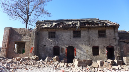 Rubble surrounding a building in old Luoyang (Photo: Emccall 1/4)